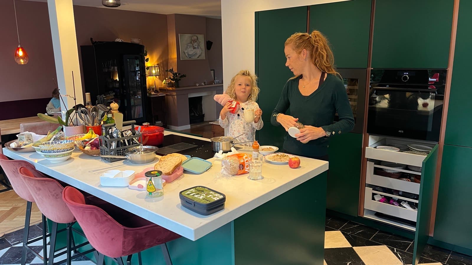 Thecla aan het koken in de keuken