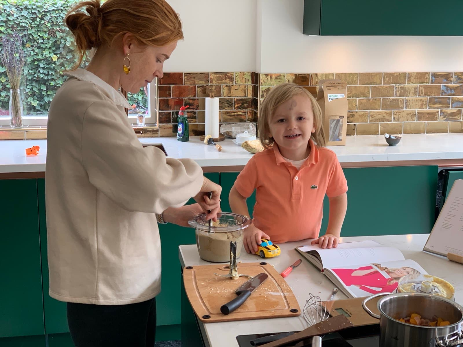 Thecla Dekker in haar keuken